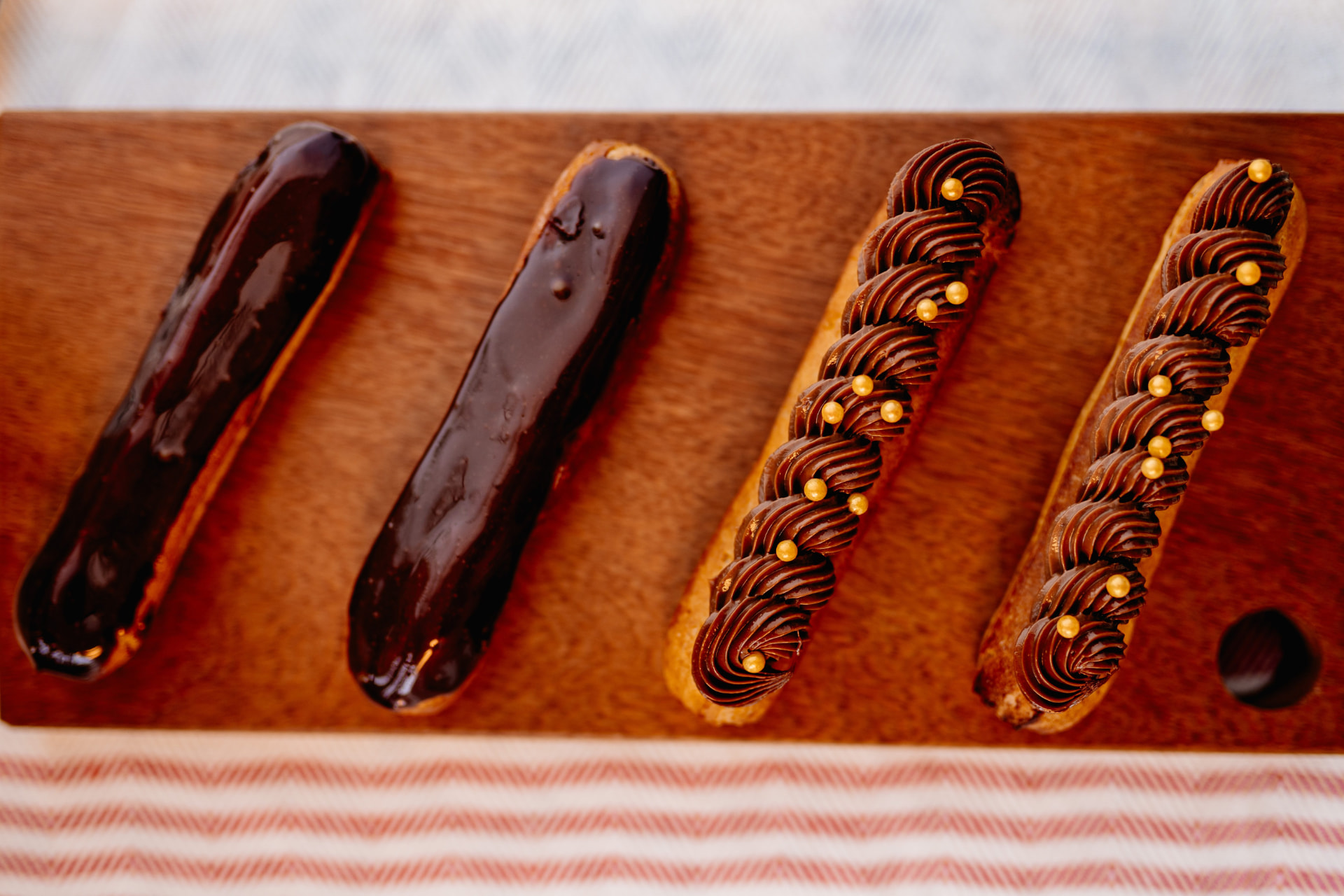 Éclairs de chocolate com acabamento de boutique