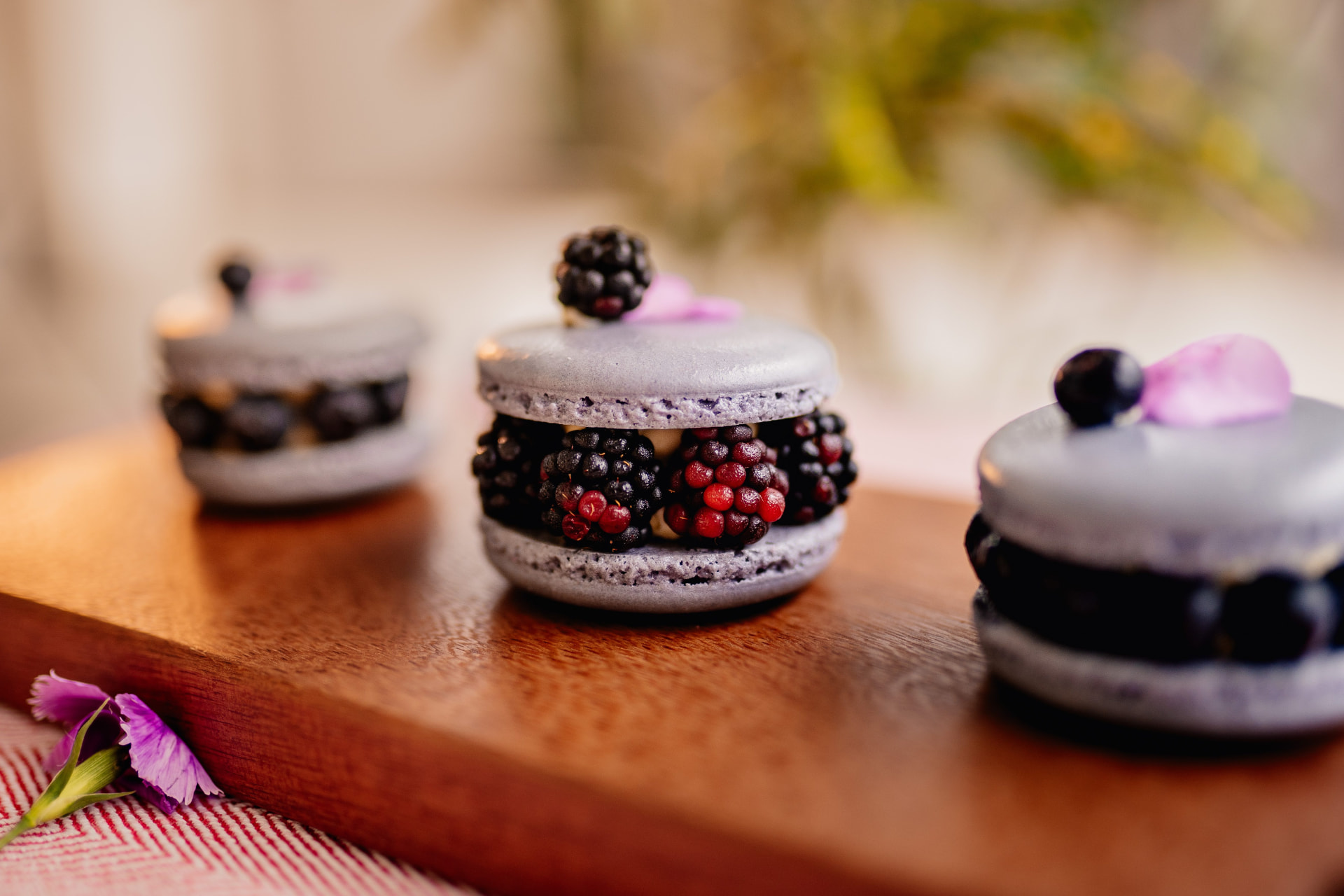 Macarons franceses recheados com frutas vermelhas e amoras